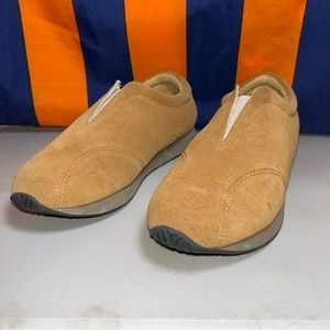 Cloudwalkers Women trainer 8103 wheat shoes size 9M leather upper slip on comfy